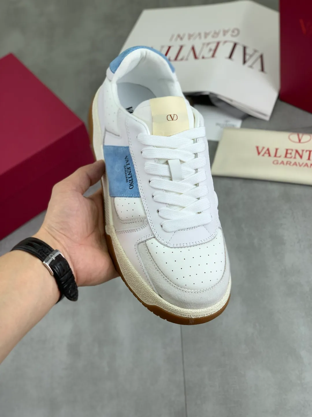 Men's men's shoes 💰P600 New model Latest Valentino Valentino V family new casual young fashion trend sports shoes Full of vitality No age limit Very light and comfortable on the feet Packaging Original purchase and development Production of goods Various color combinations are eye-catching Activate the charming sunny boy Shoe design combines coolness with daily style Full of street style Multi-color options!   Fabric: original material splicing/first-layer cowhide Lining: imported cowhide/original logo sweat-absorbent and breathable foot pad Outsole: TPU foam lightweight material outsole Brand injection insole Code number: 38-46 Full set of packaging Color: 3️⃣ colors available